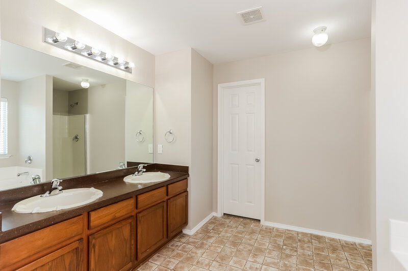 2,525/Mo, 6555 Portside Ridge Ln Dallas, TX 75249 Main Bathroom View
