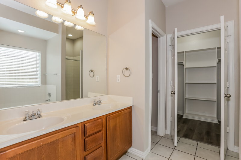 2,550/Mo, 2407 Creekwood St Corinth, TX 76210 Main Bathroom View