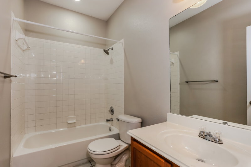 2,550/Mo, 2407 Creekwood St Corinth, TX 76210 Bathroom View 2