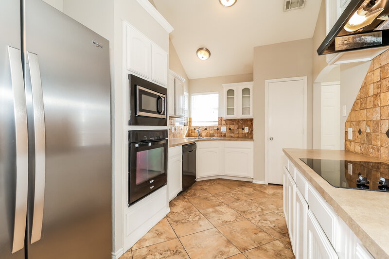 2,670/Mo, 1902 Salt Flats Trl Arlington, TX 76002 Kitchen View 2
