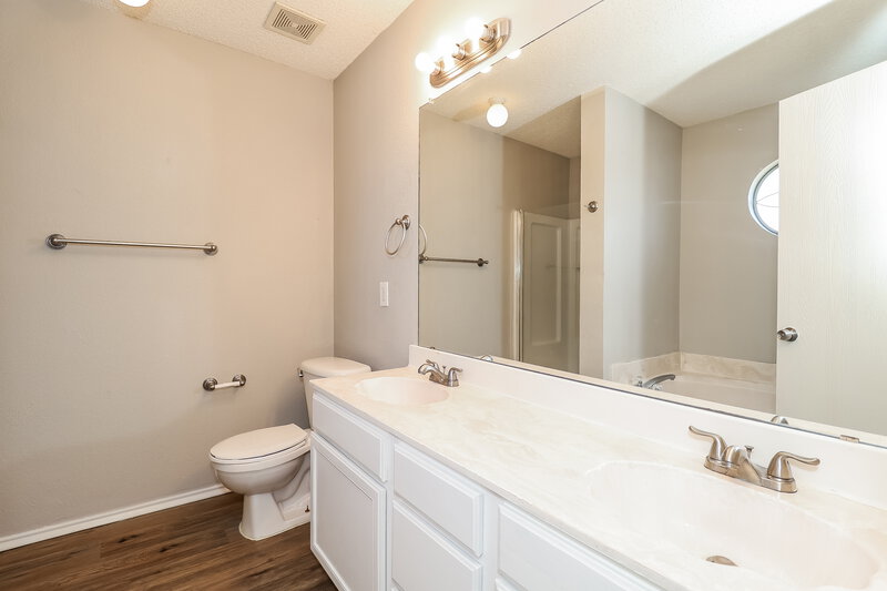 2,670/Mo, 1902 Salt Flats Trl Arlington, TX 76002 Main Bathroom View