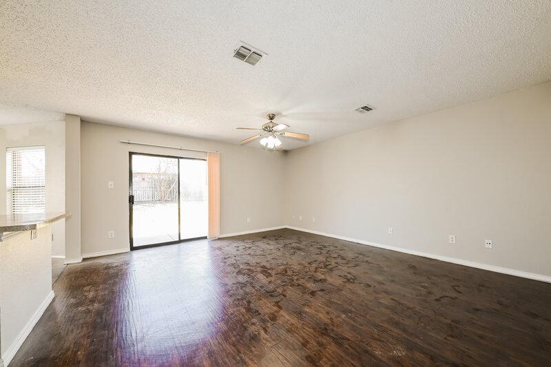 2,330/Mo, 3109 Pine Valley Dr Grand Prairie, TX 75052 Living Room View 2