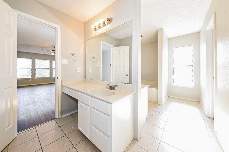 2,330/Mo, 3109 Pine Valley Dr Grand Prairie, TX 75052 Main Bathroom View