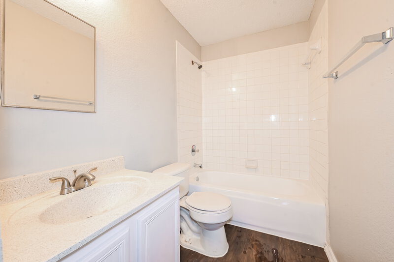 2,330/Mo, 3109 Pine Valley Dr Grand Prairie, TX 75052 Bathroom View 2