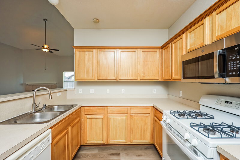 2,180/Mo, 4721 Winding Hollow Dr Fort Worth, TX 76179 Kitchen View 2