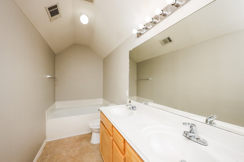 2,180/Mo, 4721 Winding Hollow Dr Fort Worth, TX 76179 Main Bathroom View