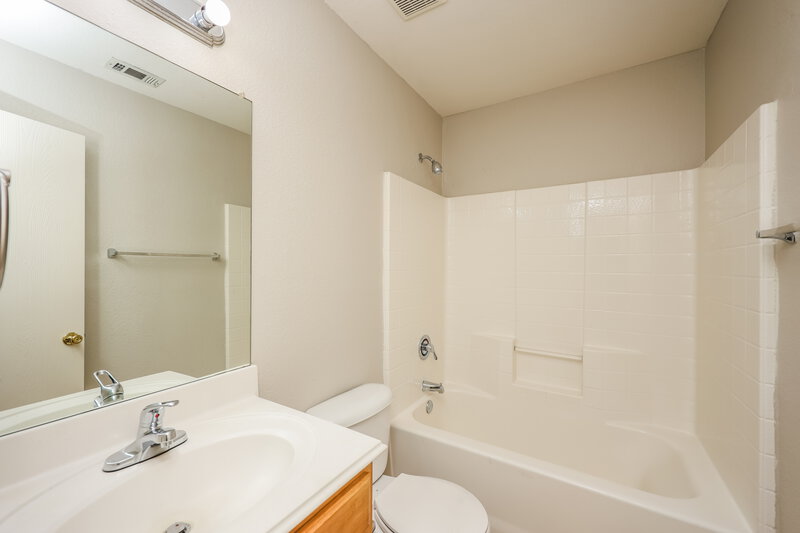 2,180/Mo, 4721 Winding Hollow Dr Fort Worth, TX 76179 Bathroom View