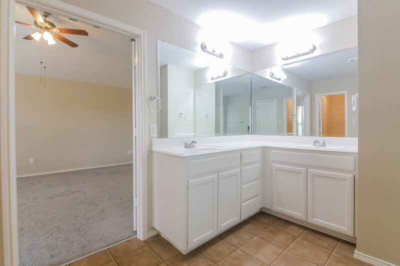 2,565/Mo, 5408 Creek Hill Ln Fort Worth, TX 76179 Bathroom View