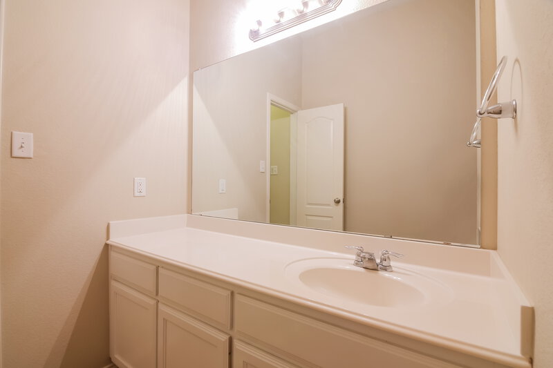 2,565/Mo, 5408 Creek Hill Ln Fort Worth, TX 76179 Bathroom View 2