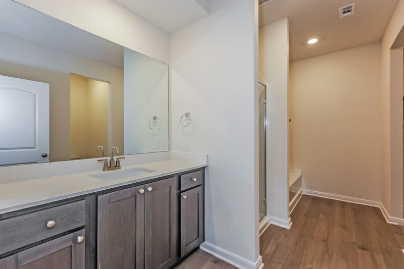 2,565/Mo, 1505 Alpine Dr Fort Worth, TX 76140 Main Bathroom View