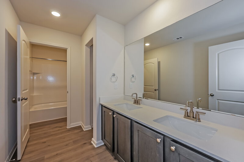 2,565/Mo, 1505 Alpine Dr Fort Worth, TX 76140 Bathroom View