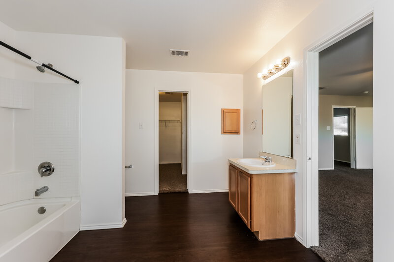1,805/Mo, 8532 Shallow Creek Dr Fort Worth, TX 76179 Main Bathroom View