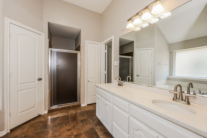 2,175/Mo, 7728 Blossom Dr Fort Worth, TX 76133 Main Bathroom View