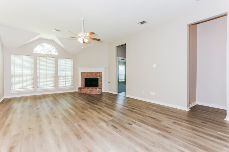 2,275/Mo, 1407 Oxford Dr Mansfield, TX 76063 Living Room View 2