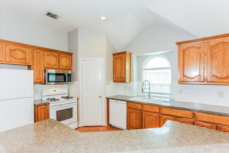 2,275/Mo, 1407 Oxford Dr Mansfield, TX 76063 Kitchen View 2