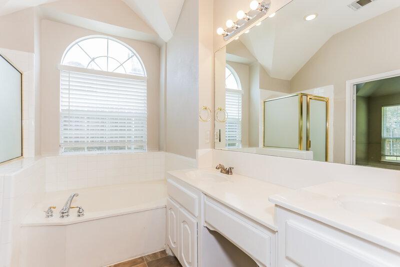 2,275/Mo, 1407 Oxford Dr Mansfield, TX 76063 Main Bathroom View