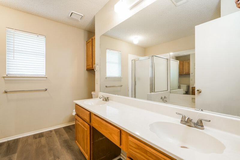 3,290/Mo, 7108 Brookdale Ct Watauga, TX 76148 Main Bathroom View