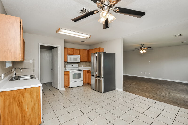 2,555/Mo, 6601 Meadow Way Ln Fort Worth, TX 76179 Kitchen View 2