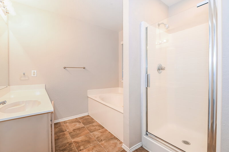 2,050/Mo, 714 Catalina Dr Lancaster, TX 75146 Main Bathroom View