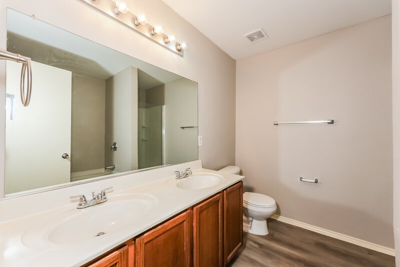 1,915/Mo, 1017 Maidenhair Ln Crowley, TX 76036 Main Bathroom View