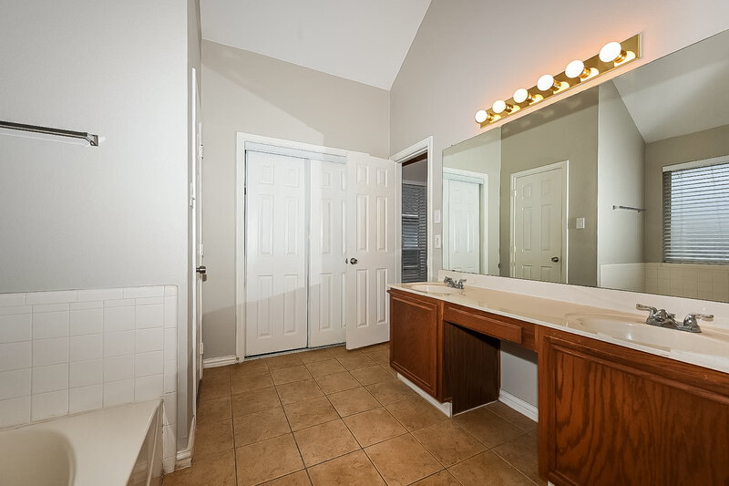 2,385/Mo, 2701 Hyacinth Dr Mesquite, TX 75181 Main Bathroom View