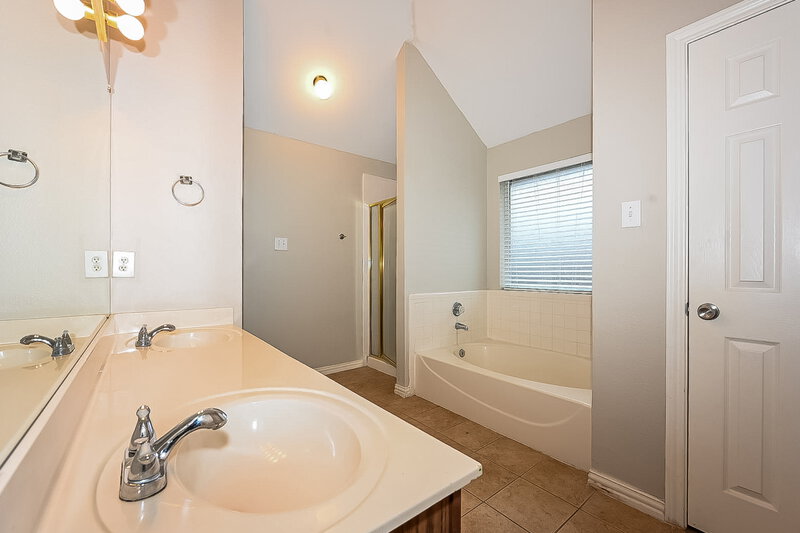 2,385/Mo, 2701 Hyacinth Dr Mesquite, TX 75181 Main Bathroom View 2