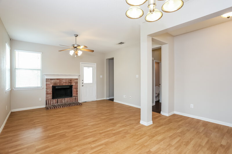 1,625/Mo, 1008 Buffalo Springs Dr Fort Worth, TX 76140 Living Room View