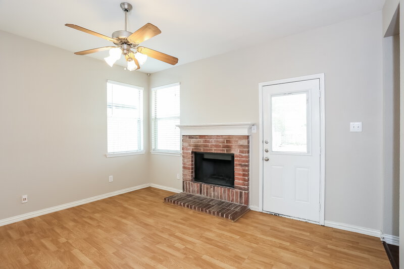 1,625/Mo, 1008 Buffalo Springs Dr Fort Worth, TX 76140 Living Room View 2