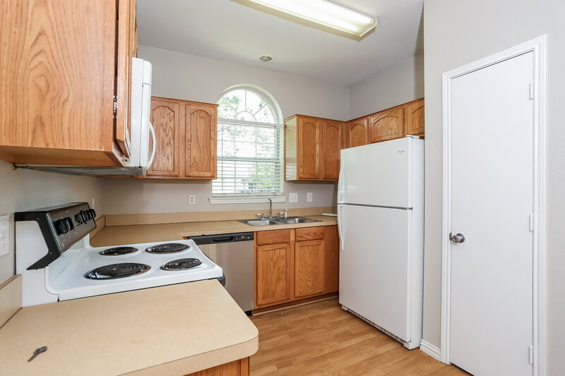 1,625/Mo, 1008 Buffalo Springs Dr Fort Worth, TX 76140 Kitchen View