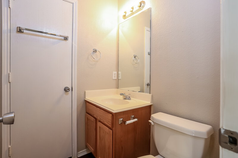 1,625/Mo, 1008 Buffalo Springs Dr Fort Worth, TX 76140 Main Bathroom View