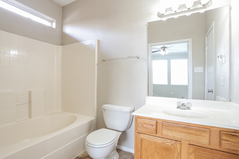 1,625/Mo, 1008 Buffalo Springs Dr Fort Worth, TX 76140 Bathroom View
