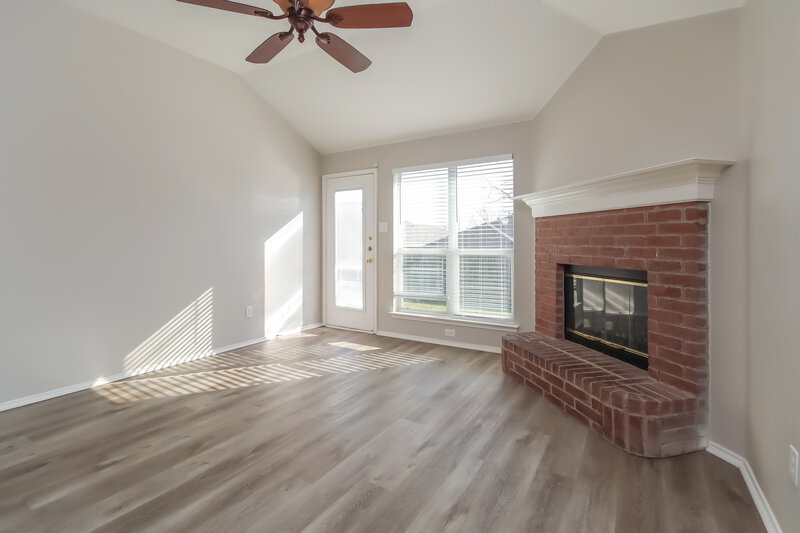 1,950/Mo, 736 Hawthorn Dr Cedar Hill, TX 75104 Living Room View