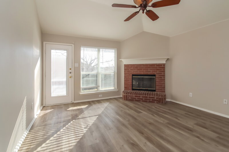 1,950/Mo, 736 Hawthorn Dr Cedar Hill, TX 75104 Living Room View 4