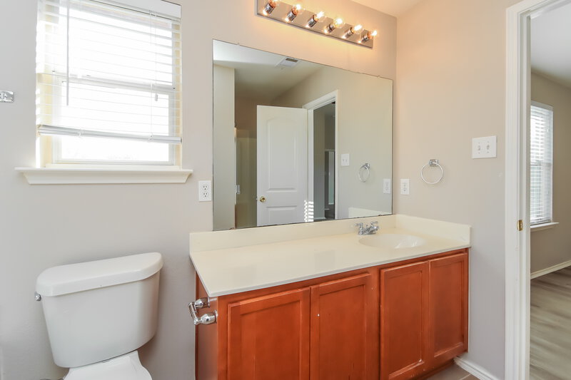 1,950/Mo, 736 Hawthorn Dr Cedar Hill, TX 75104 Main Bathroom View 2