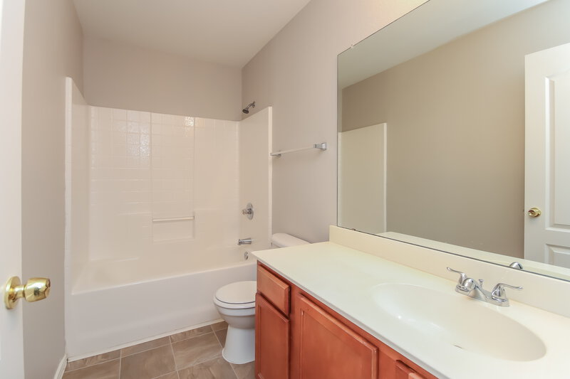 1,950/Mo, 736 Hawthorn Dr Cedar Hill, TX 75104 Bathroom View