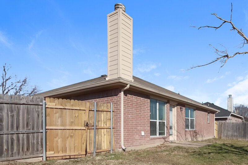 1,950/Mo, 736 Hawthorn Dr Cedar Hill, TX 75104 Rear View