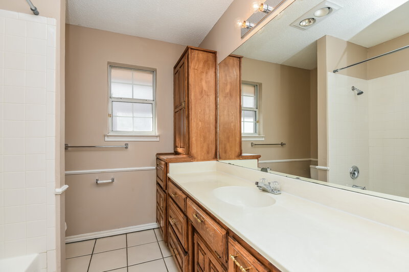 2,065/Mo, 121 Downwood Dr Burleson, TX 76028 Bathroom View