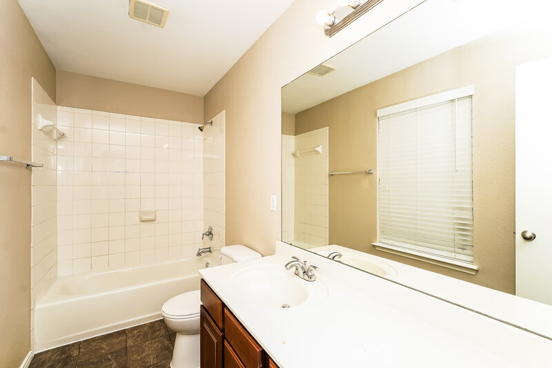 2,000/Mo, 348 Dakota Ridge Dr Fort Worth, TX 76134 Main Bathroom View