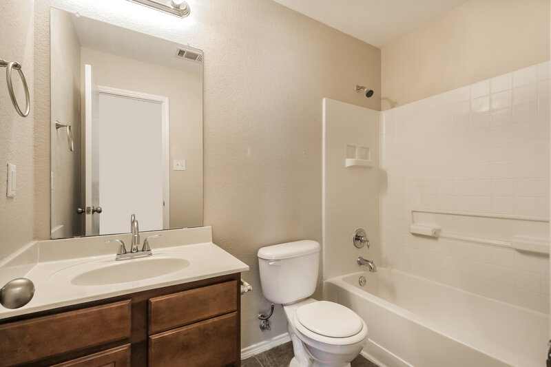 2,095/Mo, 348 Dakota Ridge Dr Fort Worth, TX 76134 Bathroom View
