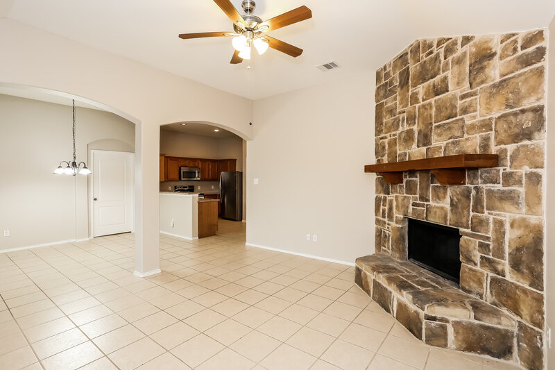 2,445/Mo, 929 Casa Grandes Dr Arlington, TX 76002 Living Room View 2