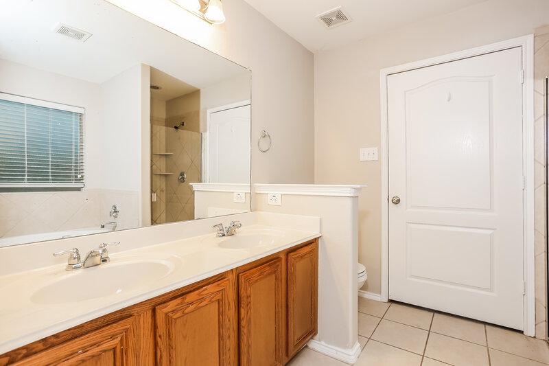 2,445/Mo, 929 Casa Grandes Dr Arlington, TX 76002 Main Bathroom View