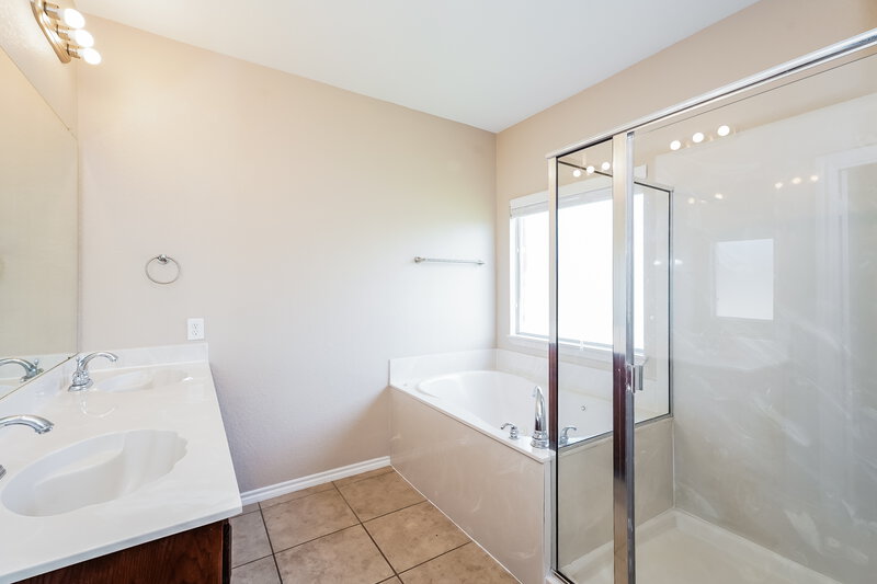 1,880/Mo, 6137 Kristen Dr Fort Worth, TX 76131 Main Bathroom View