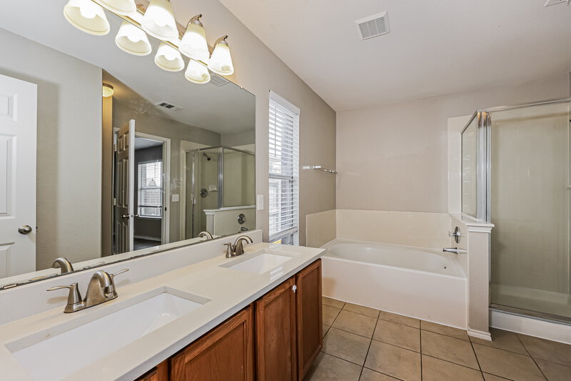 2,390/Mo, 8420 Ranch Hand Trl Fort Worth, TX 76131 Main Bathroom View