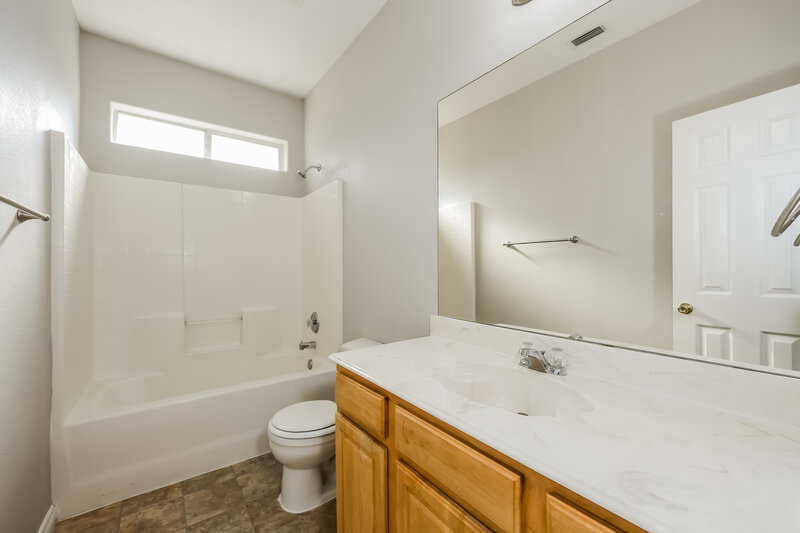 1,855/Mo, 9309 Rhoni Ct Fort Worth, TX 76140 Bathroom View
