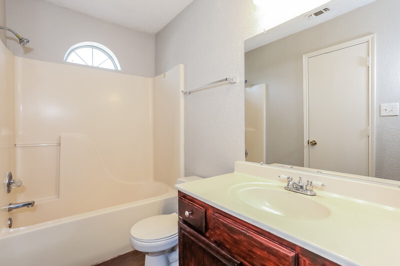 1,895/Mo, 10241 Maria Dr Fort Worth, TX 76108 Main Bathroom View