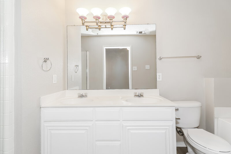 1,820/Mo, 4553 Wheatland Dr Fort Worth, TX 76179 Main Bathroom View