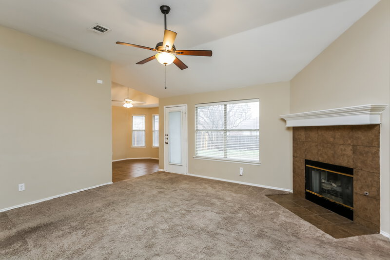 2,120/Mo, 1037 Harriman Dr Saginaw, TX 76131 Living Room View 2