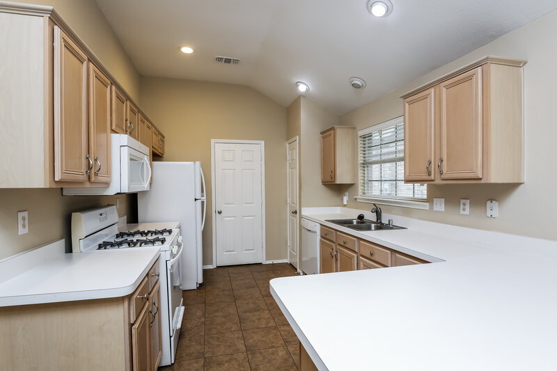 2,120/Mo, 1037 Harriman Dr Saginaw, TX 76131 Kitchen View