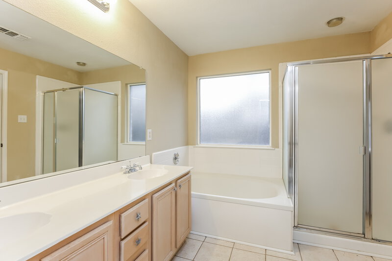 2,120/Mo, 1037 Harriman Dr Saginaw, TX 76131 Main Bathroom View
