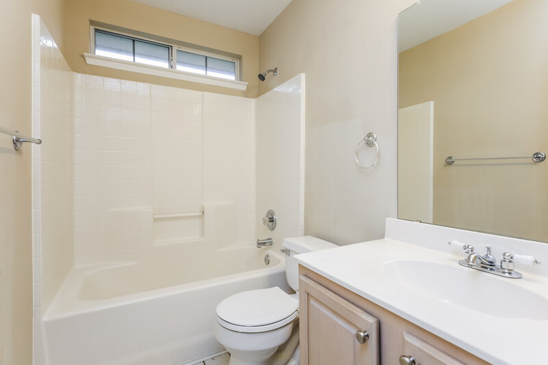 2,120/Mo, 1037 Harriman Dr Saginaw, TX 76131 Bathroom View